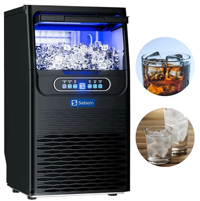 Máquina de gelo industrial em aço inox produzindo cubos de gelo cristalino em uma cozinha profissional.