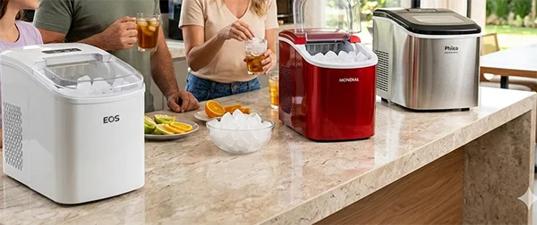 imagens de Máquina de Gelo Doméstica com pessoas