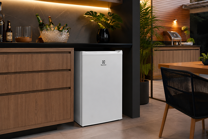 Frigobar 80 litros Electrolux RE80 branco em cozinha moderna.